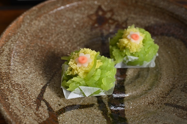 水仙と自作の絵唐津皿