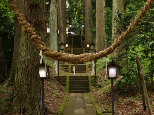 しめ縄と神社への石段