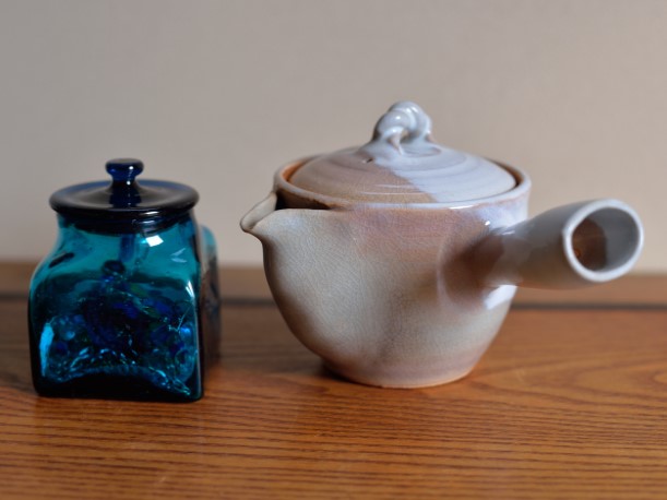 ガラス瓶と萩焼窯元の急須