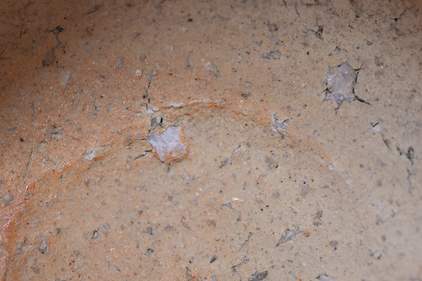 見込みに食い込んだ長石