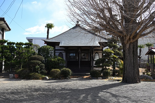 路地を進むと中根寺
