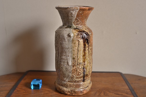 美濃伊賀擂座花入