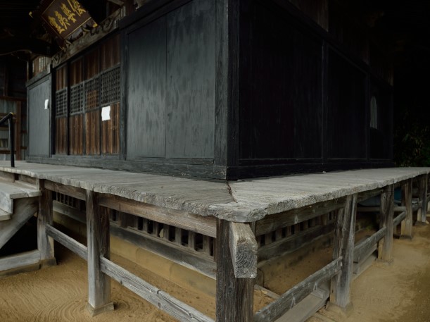 薬師堂の濡れ縁