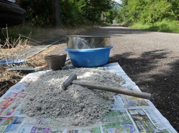 もぐさ原土をはたく