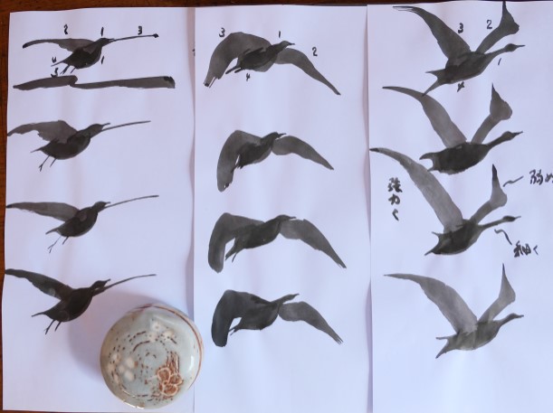 コハクチョウを墨絵で描く