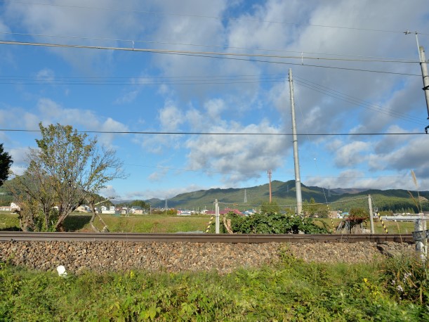 会津田島で休憩　西方の山並み