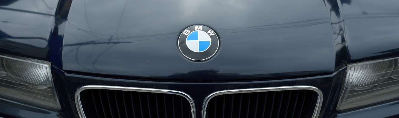 320iのエンブレム