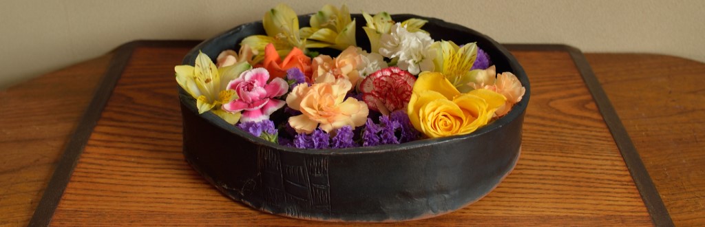 卒業式の花を摘む