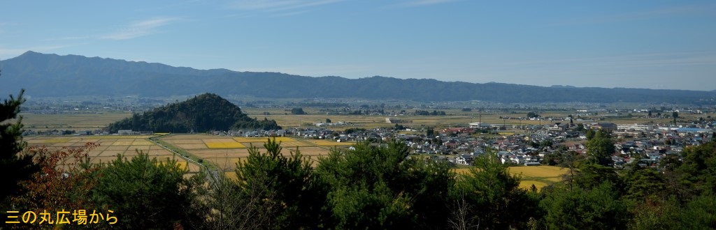向羽黒山城の三の丸広場