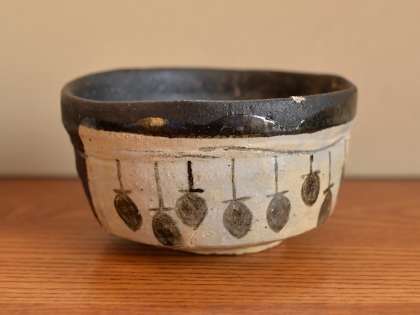 黒織部つるし柿茶碗