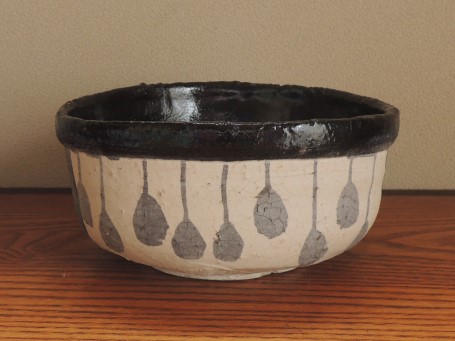 黒織部 吊柿茶碗