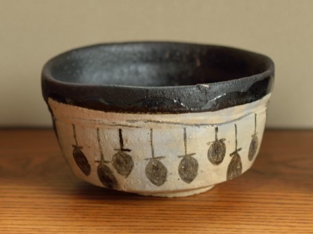 黒織部 吊柿茶碗