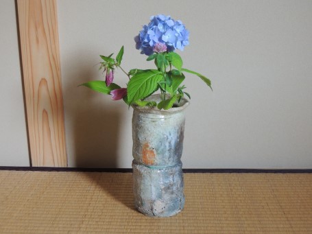 杉本貞光作信楽花入れ１